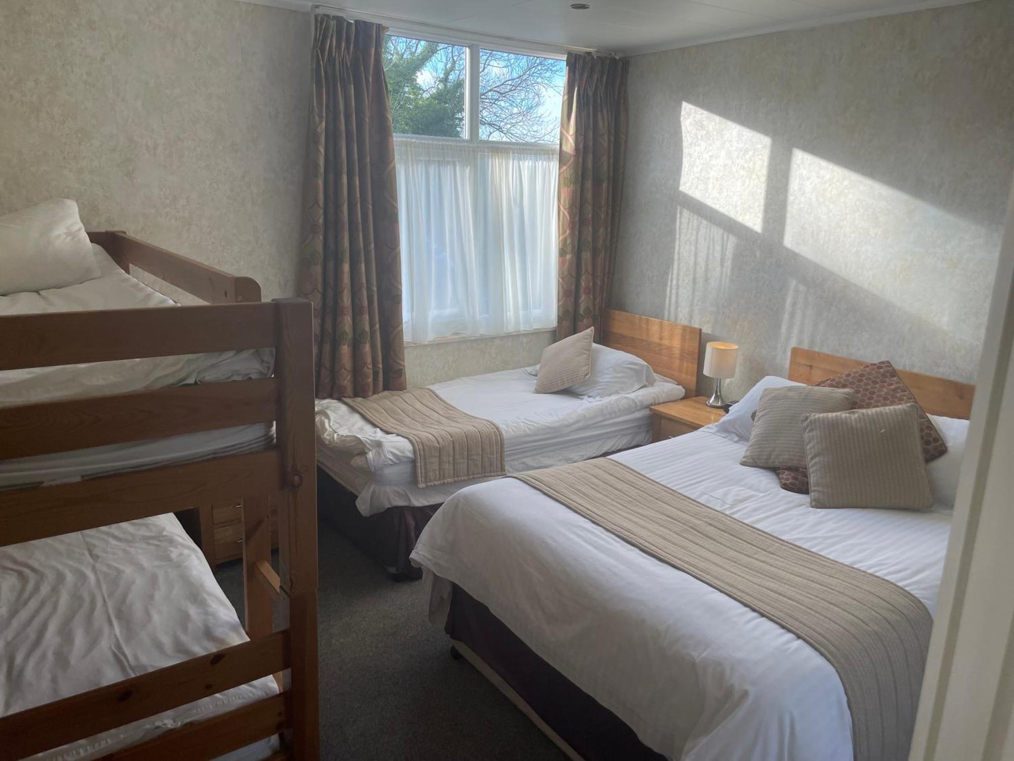 אשבורן The Dog & Partridge Country Inn מראה חיצוני תמונה