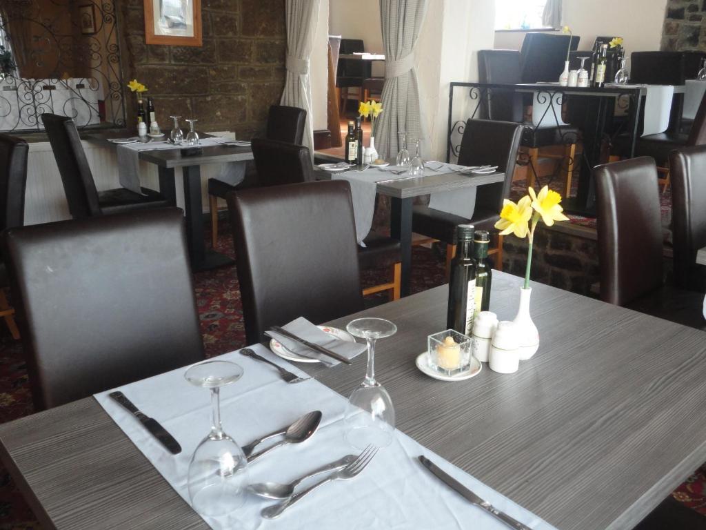 אשבורן The Dog & Partridge Country Inn מראה חיצוני תמונה